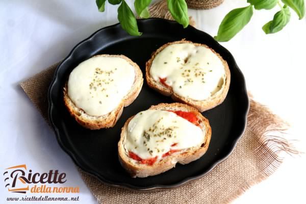 Bruschette alla pizzaiola, come trasformare il pane del giorno prima in una pizza buonissima