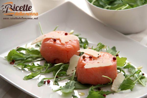 Questi tortini salmone e robiola sono l’antipasto facile, veloce e scenografico per fare colpo sui tuoi ospiti in un batter d’occhio