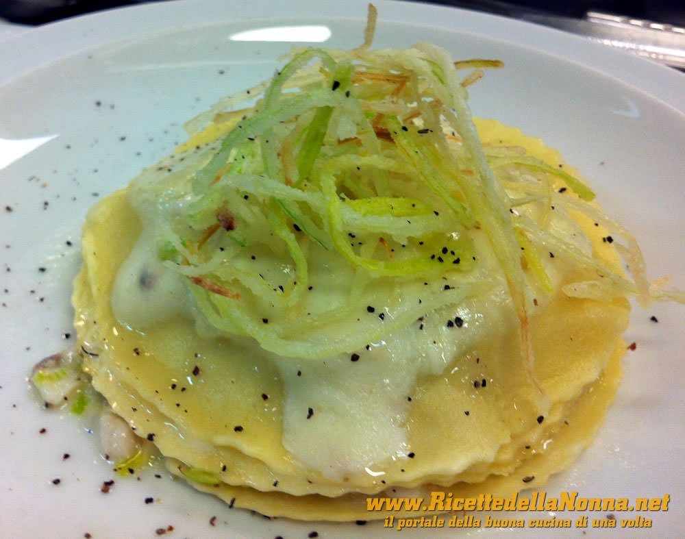 Lasagnetta al ragù di spigola con crema di baccalà e porri