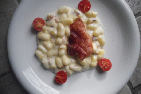 Gnocchetti con speck, stracchino e fontina