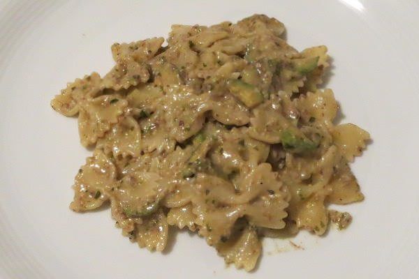 Farfalle al pesto, paté di olive e zucchine