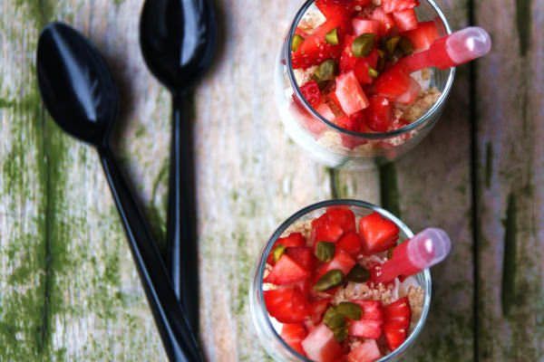 Bicchierini con crema al mascarpone, fragole e streusel alle noci