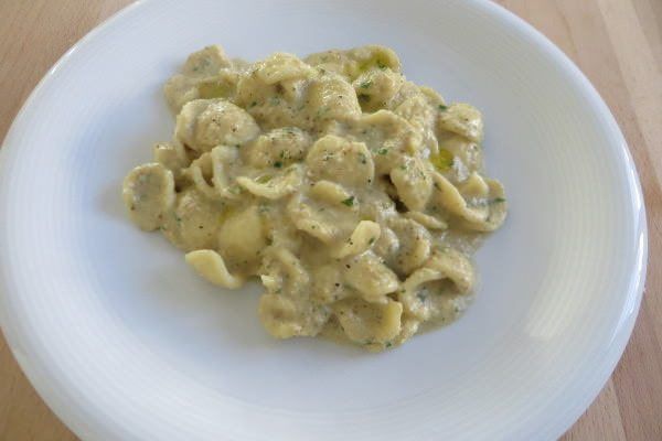 Orecchiette al pesto di nocciole e carciofi