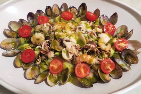 Antipasto tiepido di mare con salsa di prezzemolo