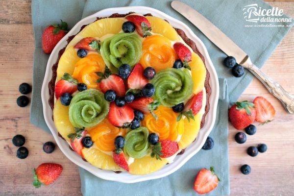 Crostata al cioccolato ripiena di crema e frutta