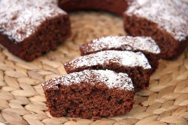 Ciambella integrale di yogurt al cocco e cioccolata