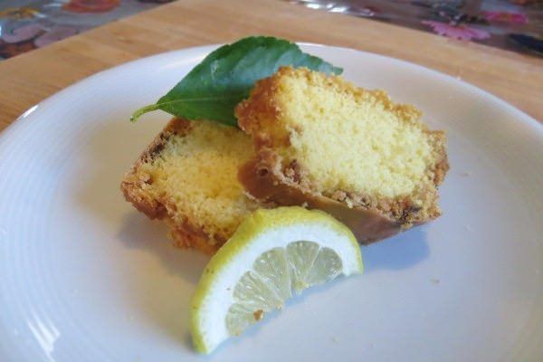 Ciambella senza glutine con albicocche, limone e cannella