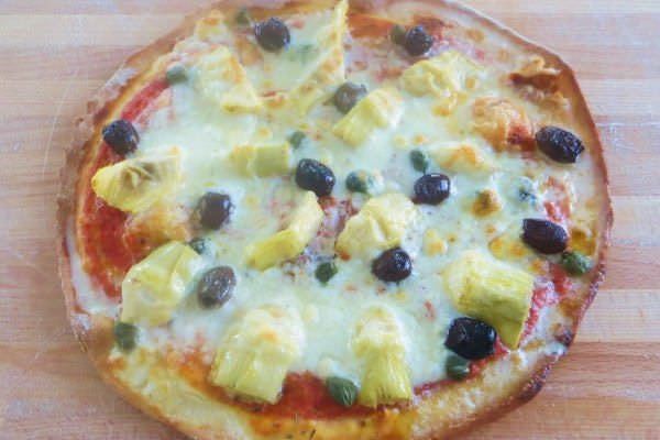 Pizza con olive, carciofini e capperi