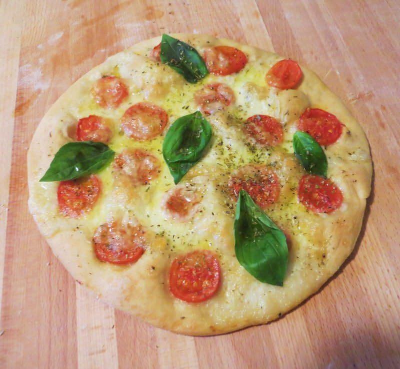 Pizza bianca al farro con pomodorini e basilico | Ricette ...