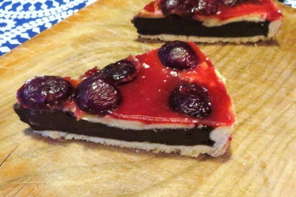 Crostata al cioccolato glassata alle ciliegie