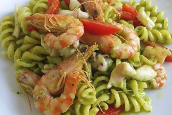 Fusilli al pesto in riviera