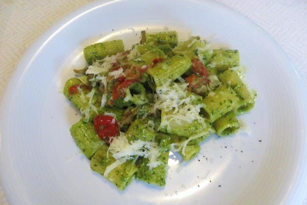 Mezze maniche al pesto, guanciale e pomodoro