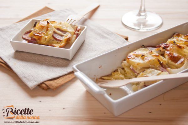 La terrina di wurstel e patate è il piatto goloso che piace a tutta la famiglia. E soprattutto ai bambini