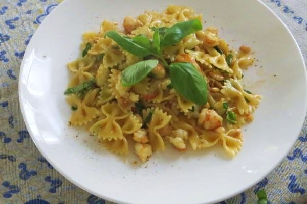 Farfalle ai gamberi, basilico e pinoli