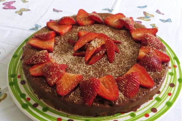 Cremoso al cioccolato, fragole e cannella: il dessert fresco e buono pronto in meno di un’ora