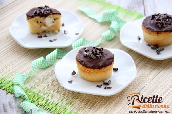 I muffin con crema alla panna e glassa al cioccolato sono i muffin più golosi di sempre