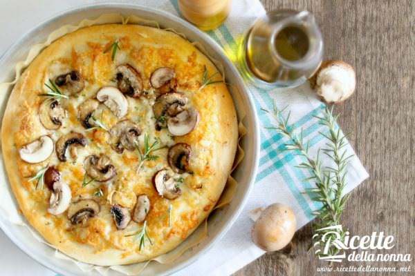 Pizza bianca ai funghi con olio al tartufo ed erbe aromatiche