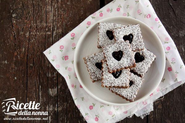 Biscotti al cacao e nocciole con marmellata di ciliegie