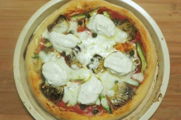 Pizza con carciofi, zucchine e ricotta al limone