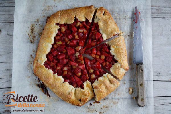 Crostata rustica alle fragole e rabarbaro