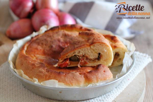 Calzone pugliese alle cipolle: ingredienti e ricetta dai sapori di Puglia