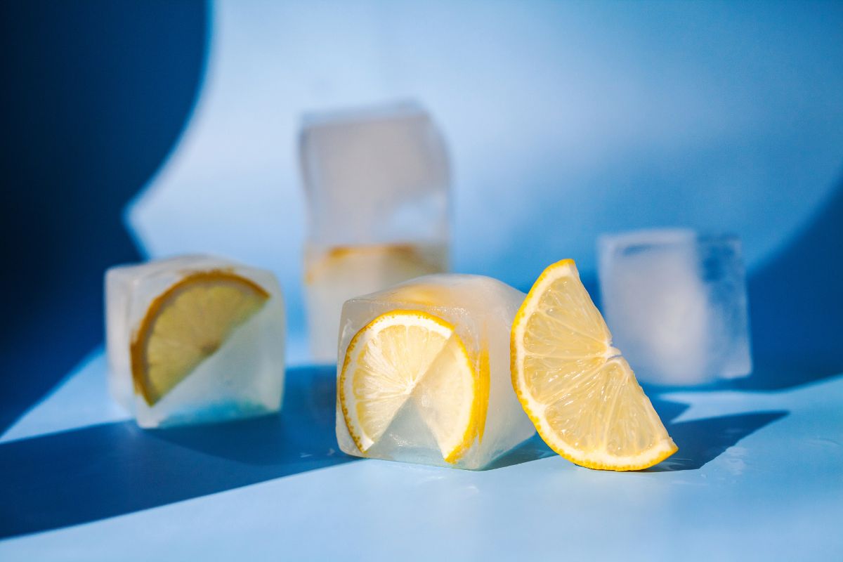 Limoni congelati in cubetti di ghiaccio