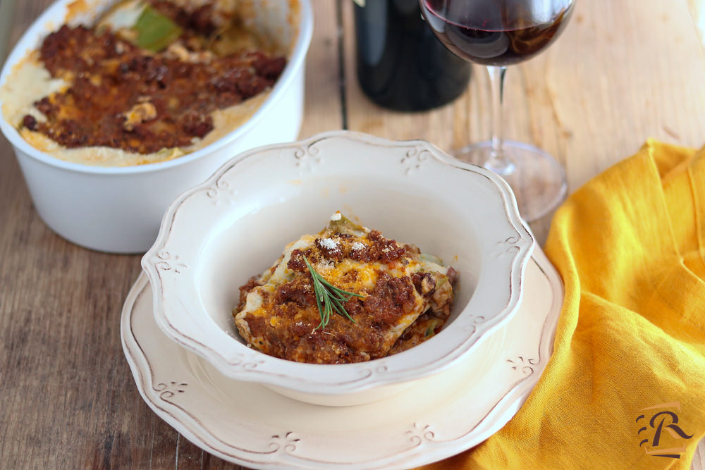 È una delle ricette simbolo della cucina emiliana: come fare le vere lasagne alla bolognese, quale sfoglia usare e quanti strati bisogna fare per la versione originale