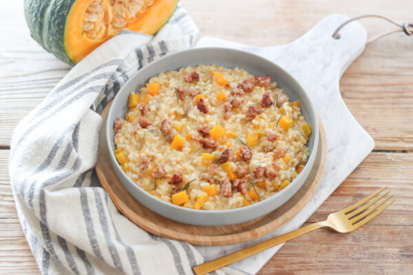 Il risotto alla zucca e salsiccia è la variante golosa del risotto alla zucca da provare in autunno