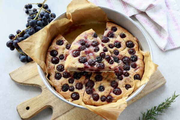 Ricetta per fare in casa la schiacciata con l’uva, il dolce dell’autunno in Toscana