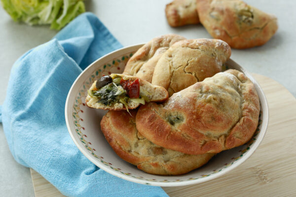 I panzerotti alla scarola sono i fagottini rustici che puoi fare e congelare per mangiarli tutte le volte che vuoi