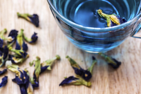 Butterfly Pea Flower Tea, la tisana blu è una delle bevande più colorate al mondo (ed è tutta naturale)