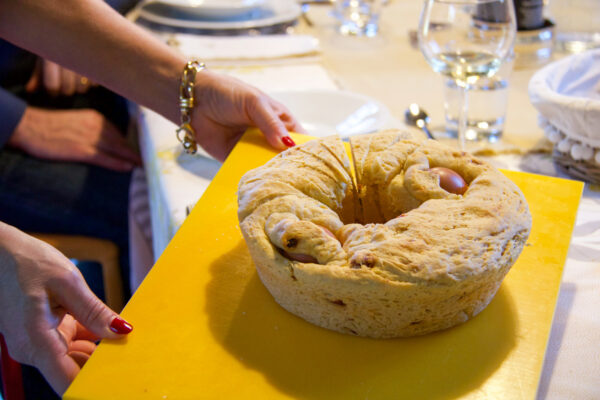 Casatiello e tortano, differenze tra le ricette della Pasqua a Napoli