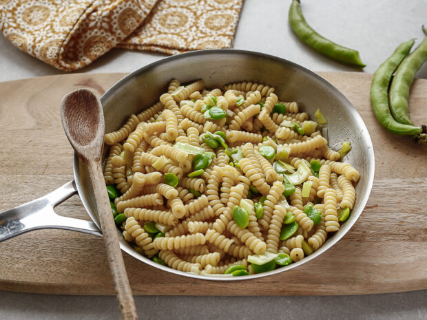 Pasta con fave, ricotta salata e menta