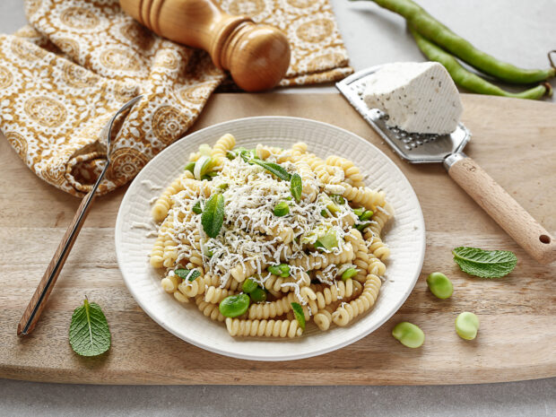 Pasta con fave, ricotta salata e menta