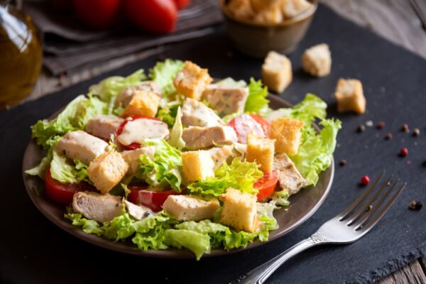 Caesar salad, la storica insalata di pollo e varianti