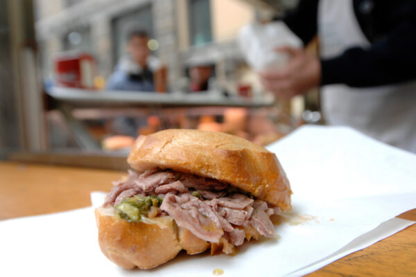 Lampredotto, da piatto povero a street food della Toscana: ecco come cucinarlo