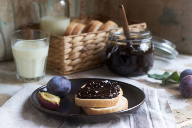 Marmellata di pugne, sul pane e in conserva, in ambiente da colazione, su un piatto