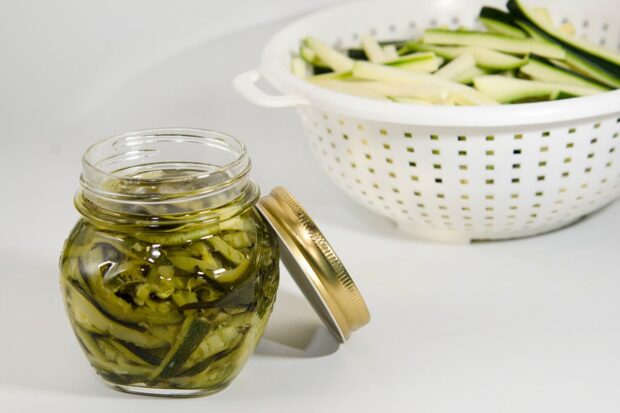 Zucchine conservate in un contenitore