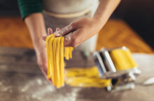 Come fare la pasta fatta in casa: a mano, a macchina e colorata