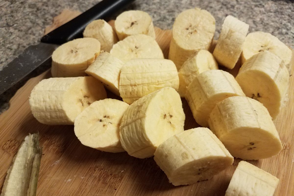 Banane tagliate su tagliere