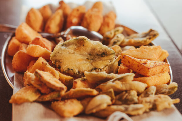 Fritto misto piemontese, un misto fritto di ingredienti molto variegati tra tagli di carne normali, interiora, frutta e verdura