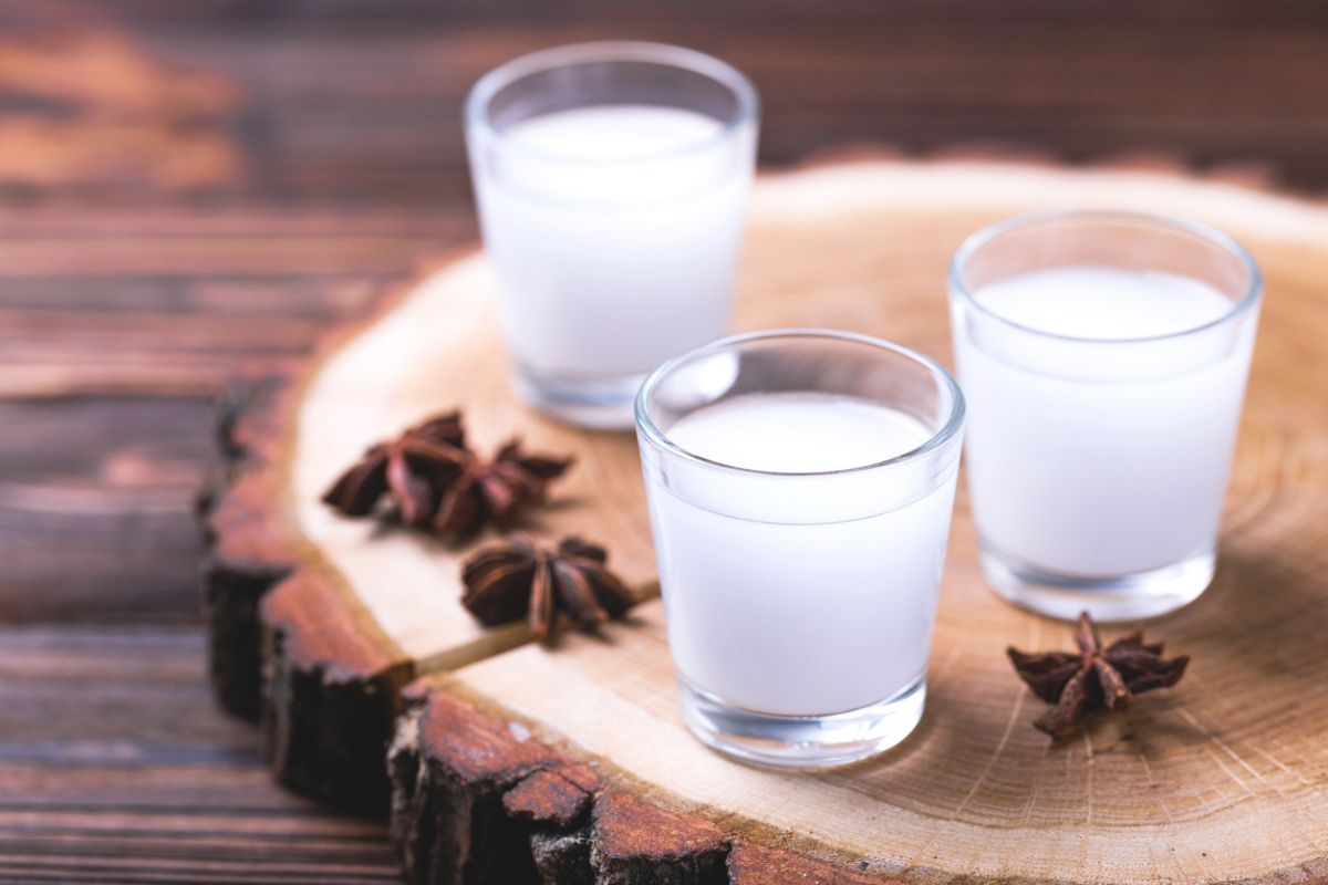 Ouzo greco in bicchiere