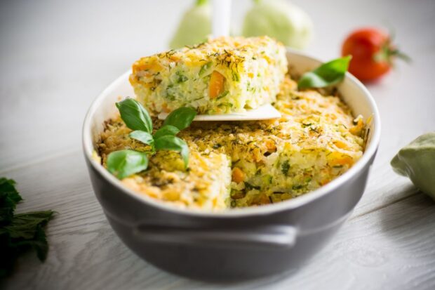 Casseruola di patissons, zucchine e carote in una teglia di ceramica