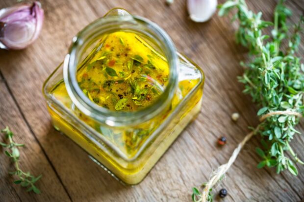 Vinaigrette in un contenitore di vetro, su un tavolo