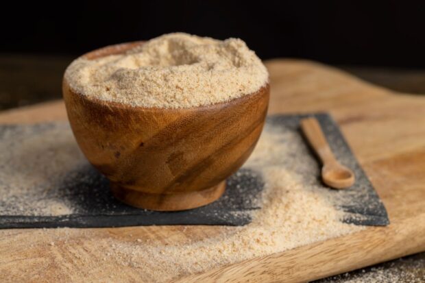 Pangrattato (pane grattugiato) in una ciotola di legno