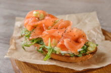 Bruschette con salmone, rucola, formaggio e zucchine marinate