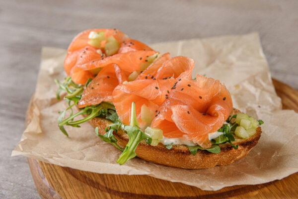 Bruschette con salmone, rucola, formaggio e zucchine marinate