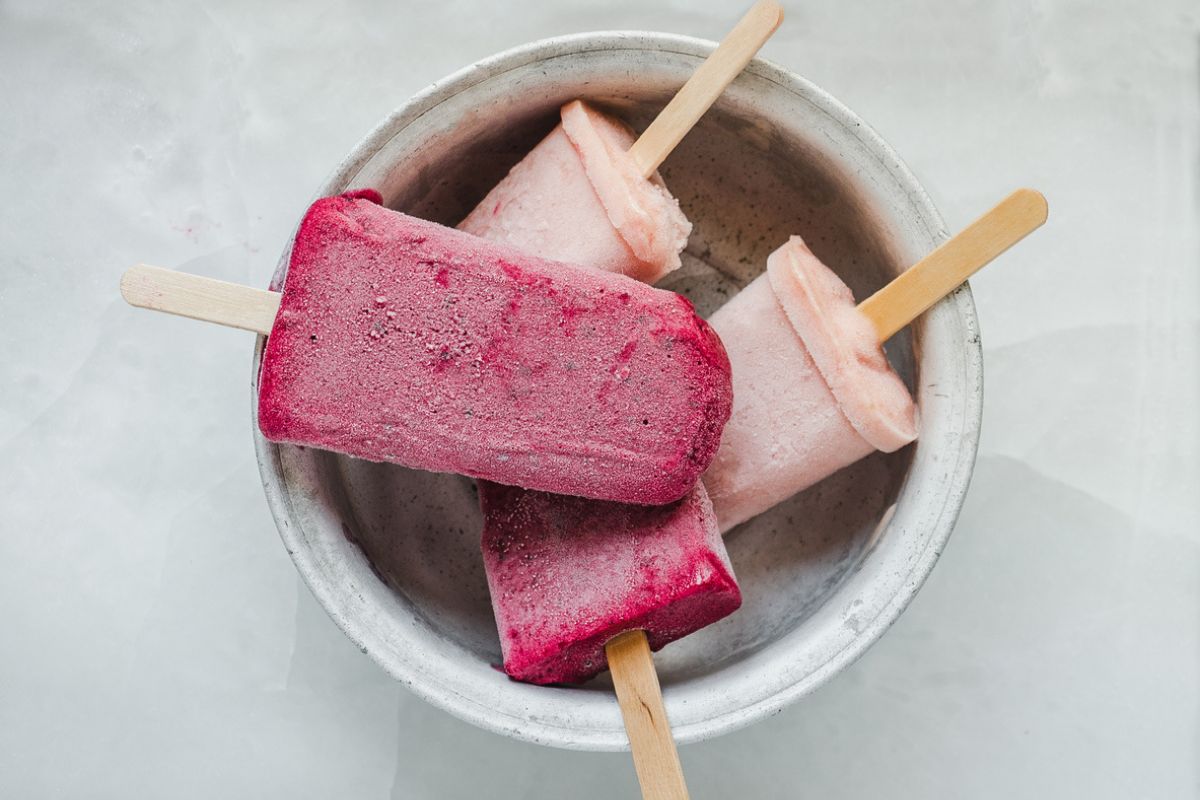 Ghiaccioli fatti in casa alla frutta con stecchini