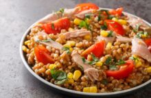 Insalata di farro, tonno e verdure