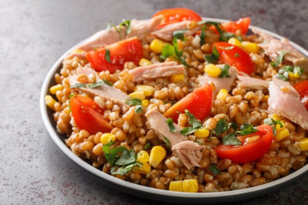 Insalata di farro, tonno e verdure su un piatto